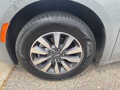 2021 Chrysler Pacifica Touring L 3.6 Liter V6 7 Passenger 3rd Row Seating